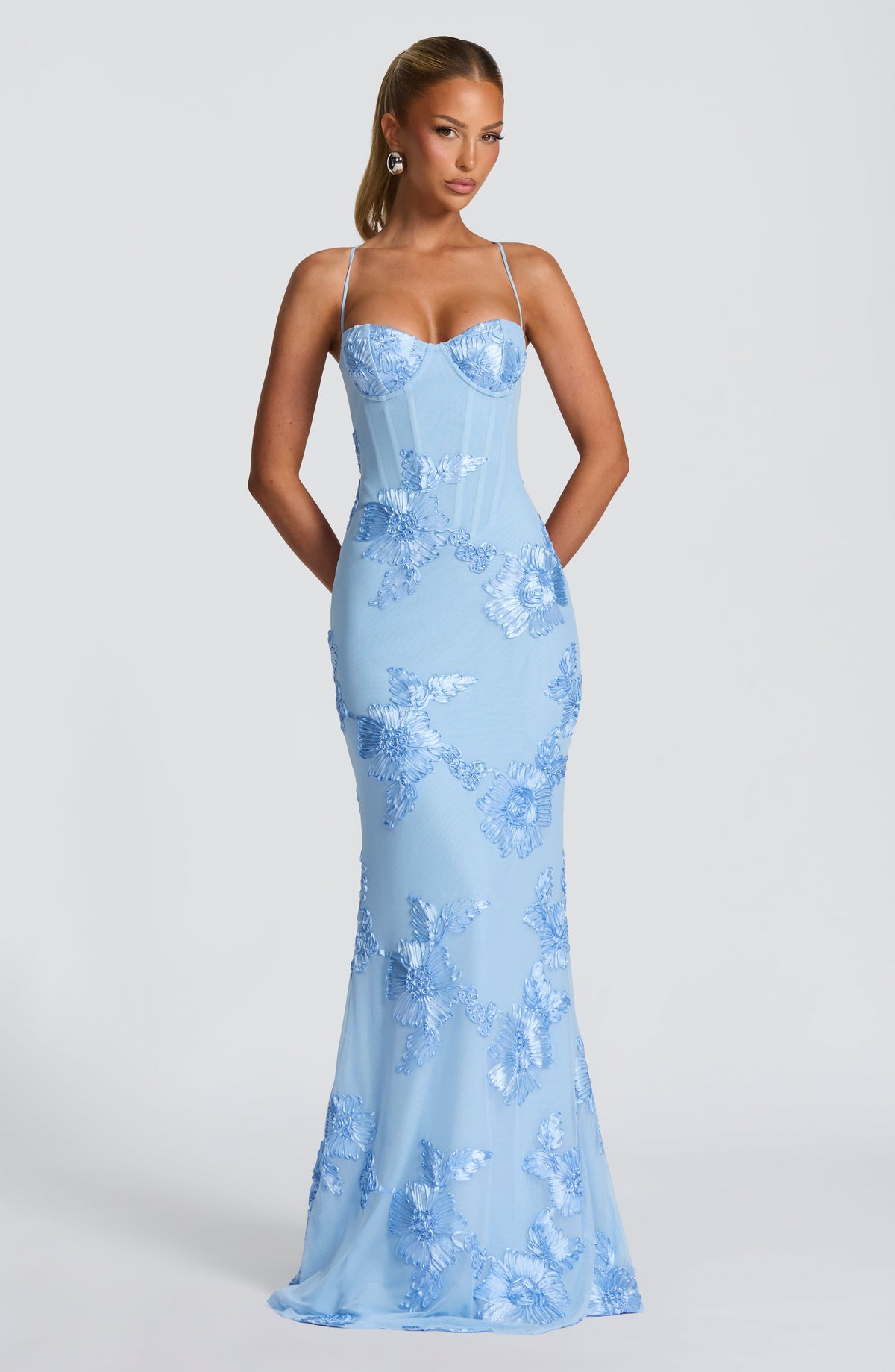 Louise – Robe longue ajustée sans manches avec bretelles à ruban floral